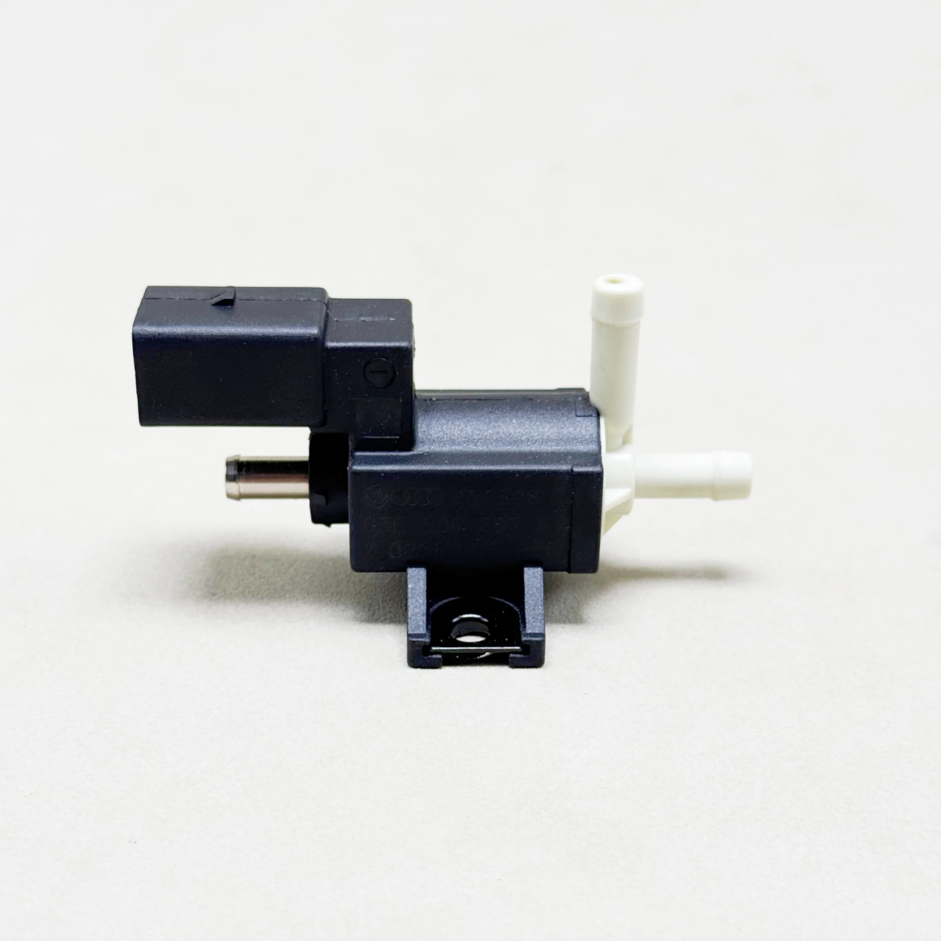 

Электромагнитный клапан регулировки давления наддува 03C906283B 2PINS для VW Golf, Passat, Polo, Scirocco, Sharan, Tiguan, Touran 1.4TSI 2010-2015