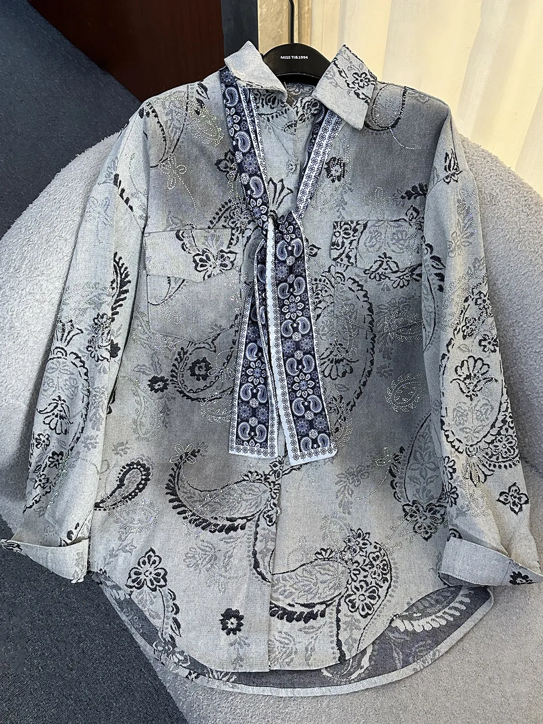 

Новая женская джинсовая рубашка с длинным рукавом и стразами, весна 2026, свободный крой, повседневный модный топ средней длины