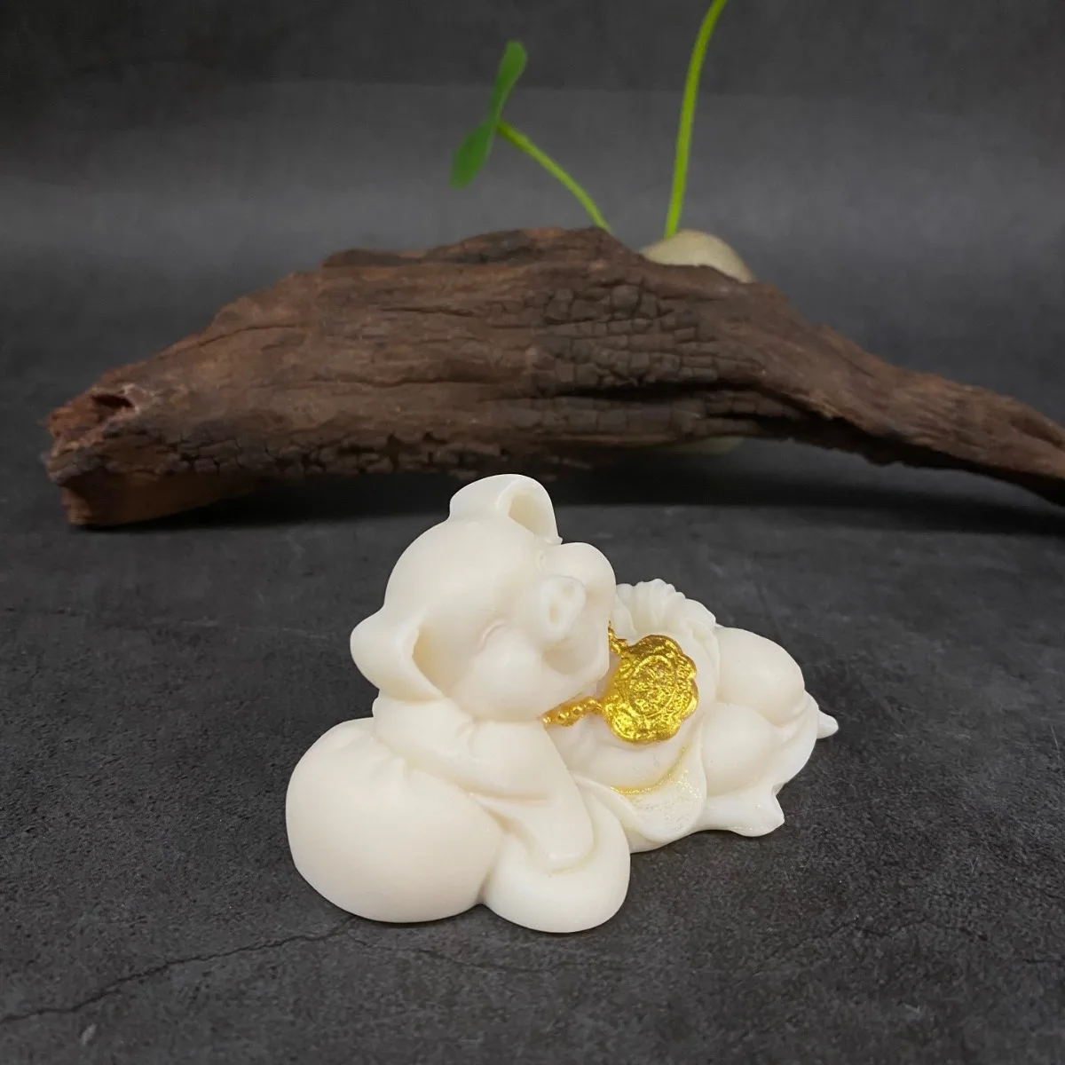 Ivory Nut Carved Lucky God Wealth Fortune Pig Figurine 8*4.5*5cm Home Car Desktop Tea Pet Hand Piece Craft Ornament