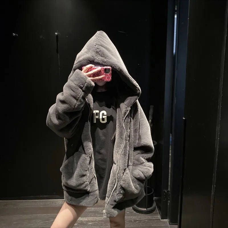 A new loose hooded fleece and thickened fur coat for women