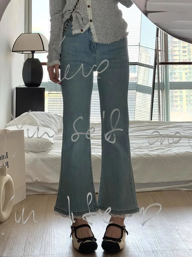 جديد 2026 جينز نسائي أزرق فاتح متوهج عالي الخصر مزين بالدانتيل سروال دينم فضفاض مناسب للربيع بنطلون جرس سفلي للتخسيس غير رسمي