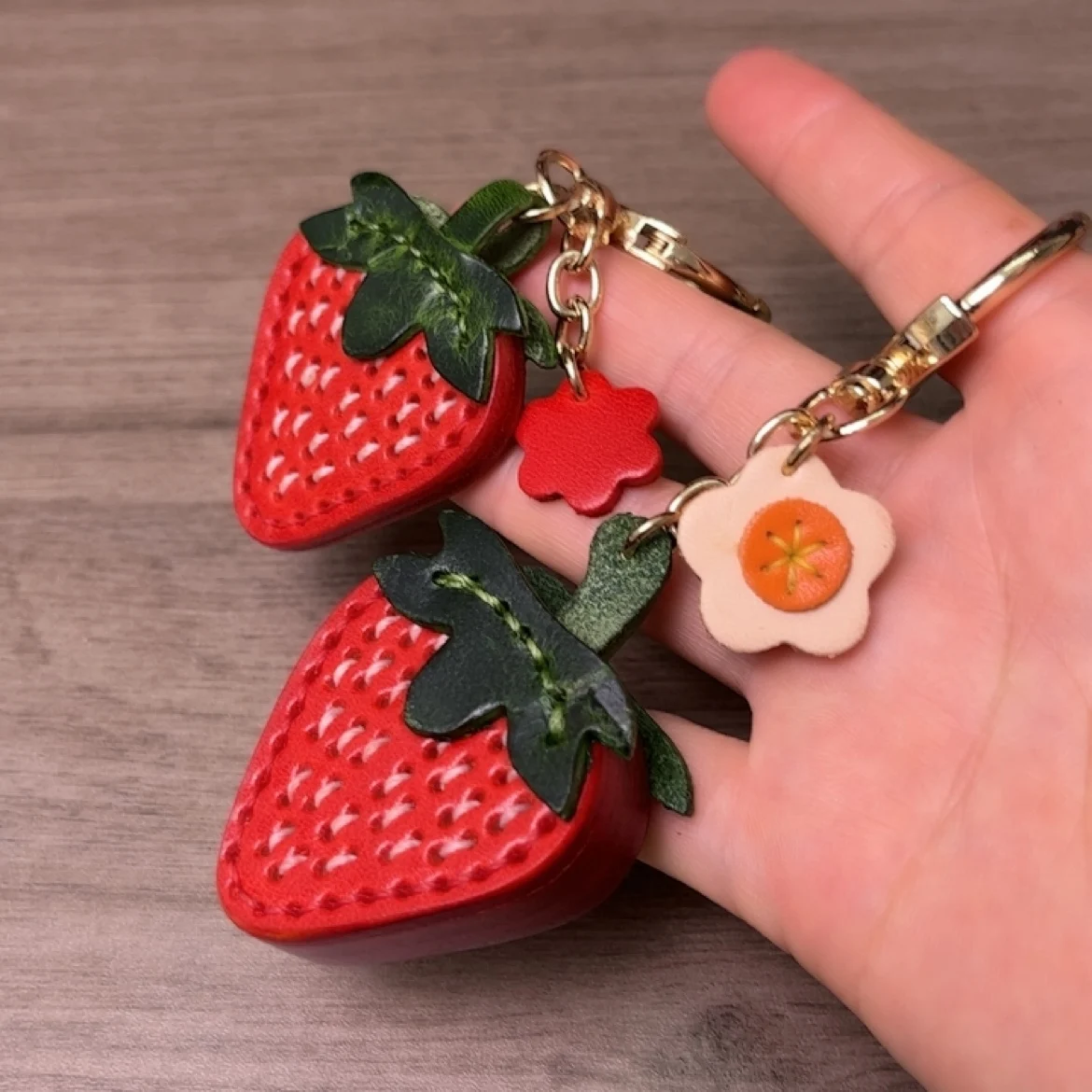 The first layer of cowhide, genuine leather, multi-layer cowhide pair, strawberry keychain, bag pendant.