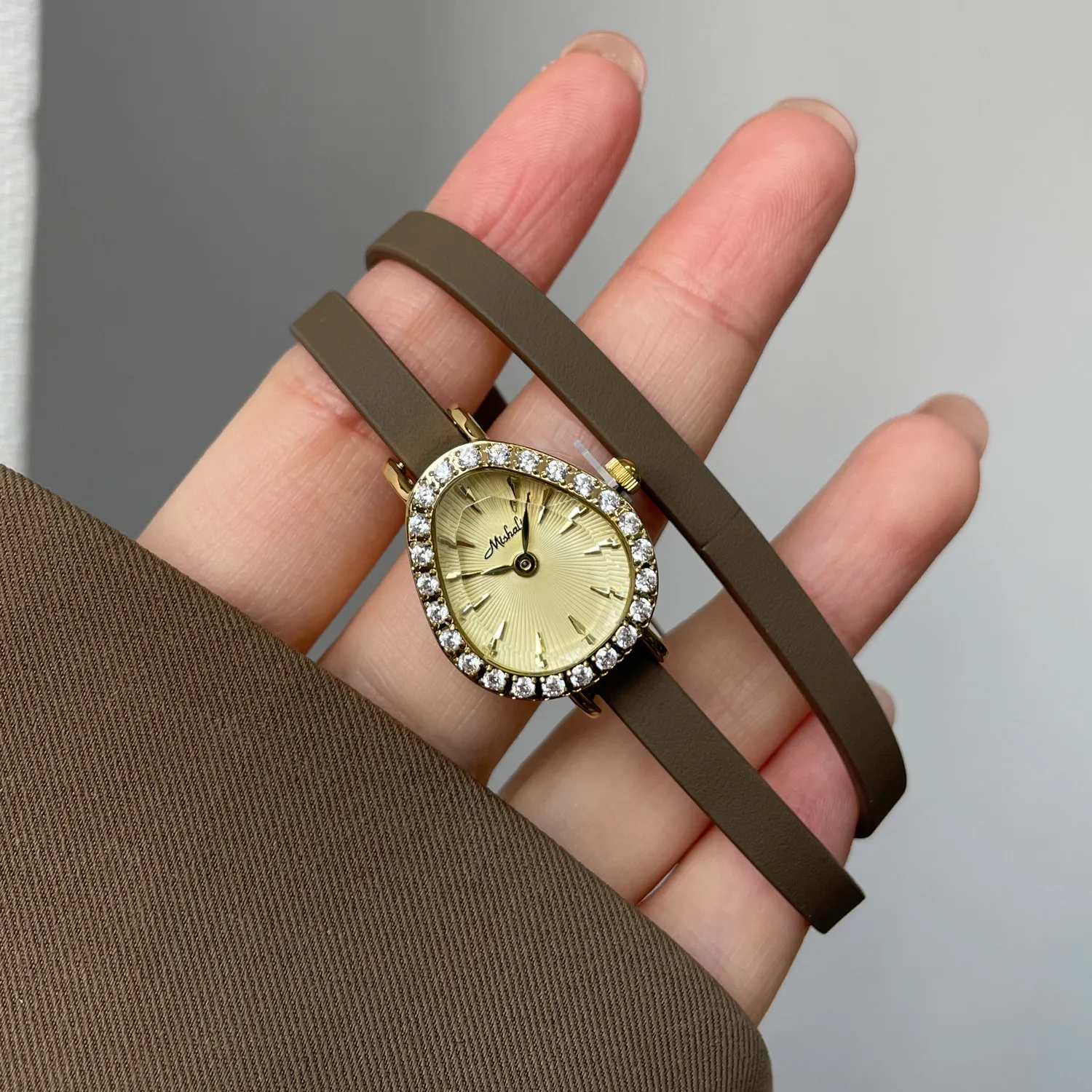 Compact And Elegant, This Stylish 2026 New Model Wristwatch For Women Boasts A High-End Design And Is A Perfect Gift For Ladies.