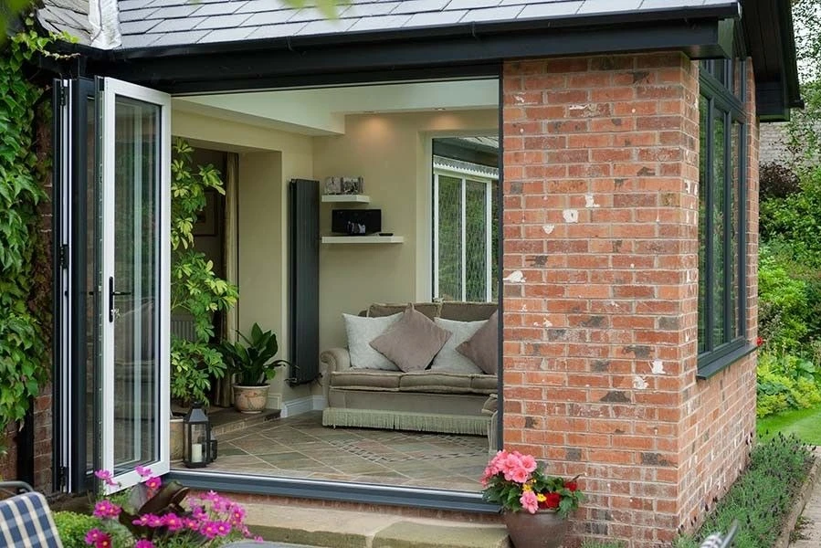 أبواب الأكورديون المصنع مباشرة عازلة للصوت باب زجاجي قابل للطي ثنائي الطي ألومنيوم بانورامي قابل للطي فناء أبواب ثنائية الطي للمنزل #2