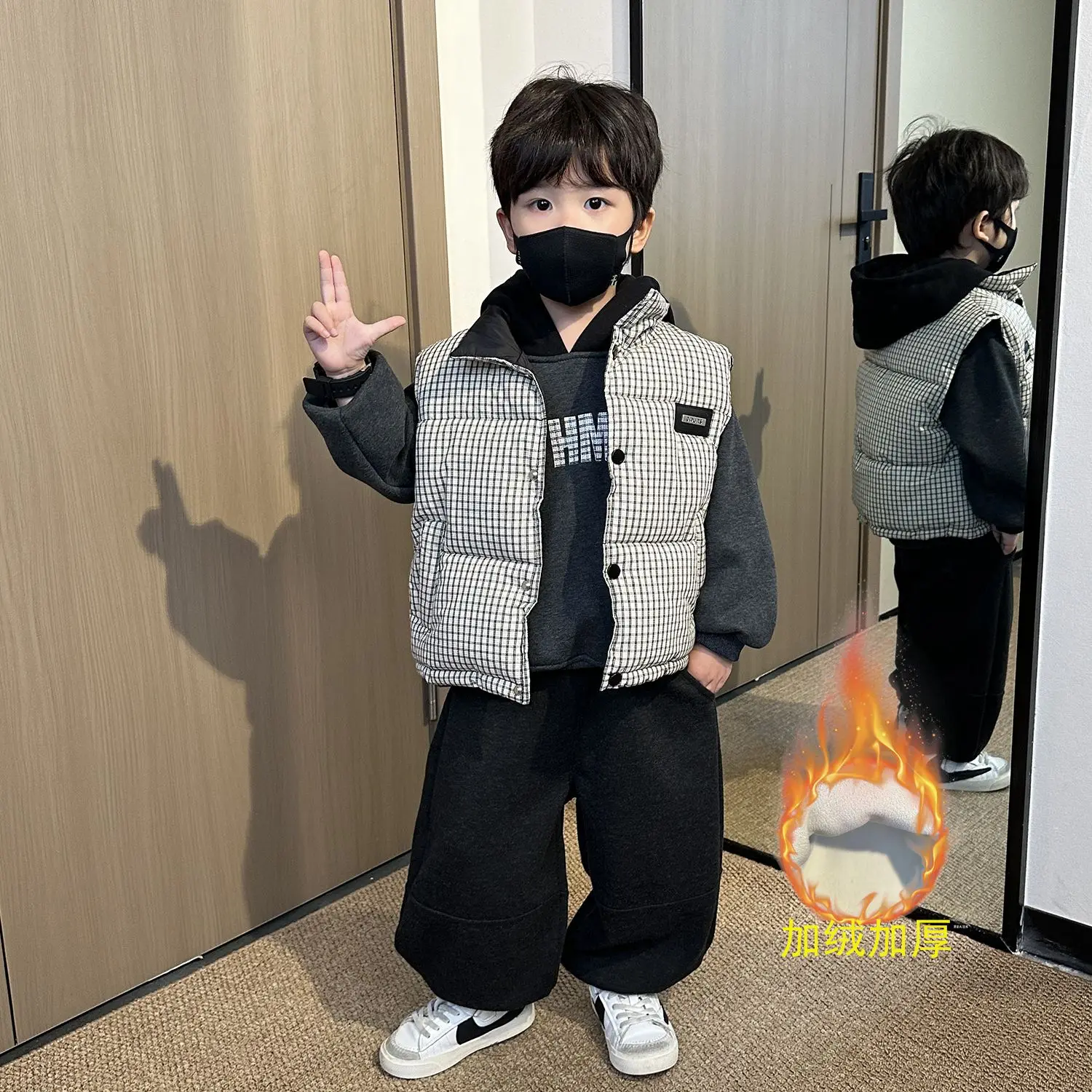 

Флисовый костюм для мальчиков, зима 2025 года, новый детский утепленный хлопковый жилет в клетку, модный свитер с капюшоном, брюки, комплект из трех предметов