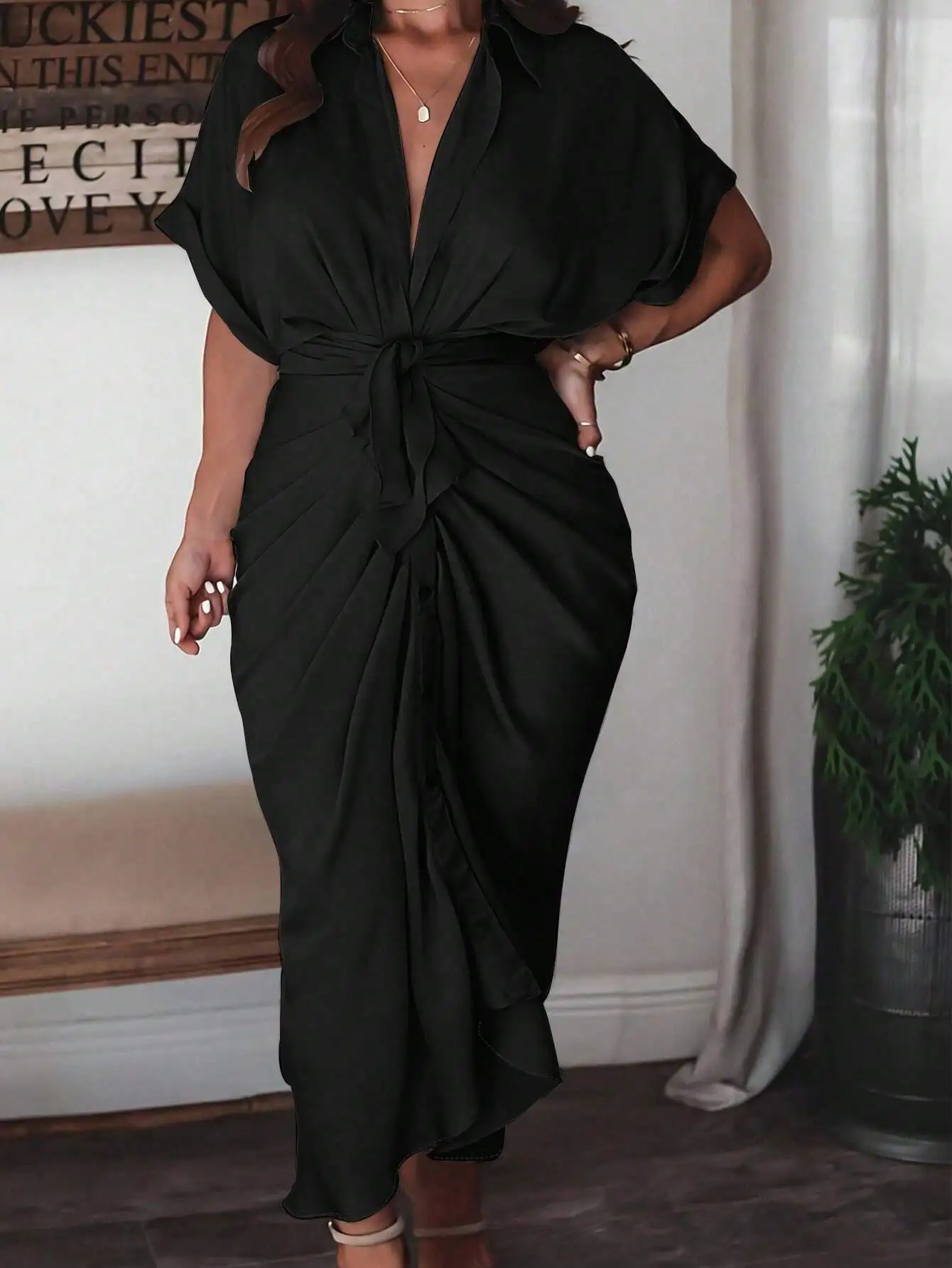 

Черное однотонное платье-рубашка с запахом спереди, плиссированным подолом и рукавами-летучая мышь