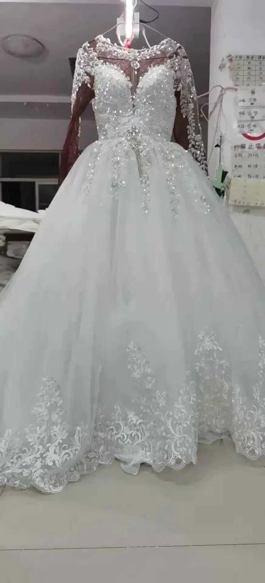 カスタムメイドのスクープネックアップリケビーズ付きウェディングドレス 花嫁用 2024 ローブ・ド・マリー 長袖 アフリカ風ラグジュアリーブライダルガウン