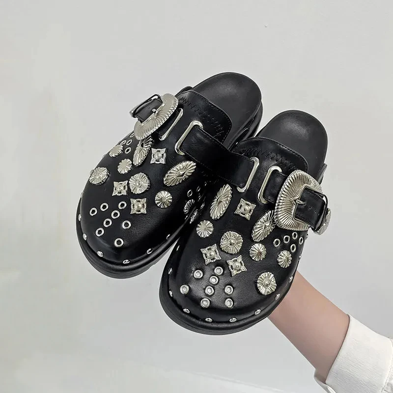 Outdoor Slides Zomer Vrouwen Slippers Platform Klinknagels Punk Rock Lederen Muilezels Creatieve Metalen Fittings Casual Partij Schoenen Vrouwelijke