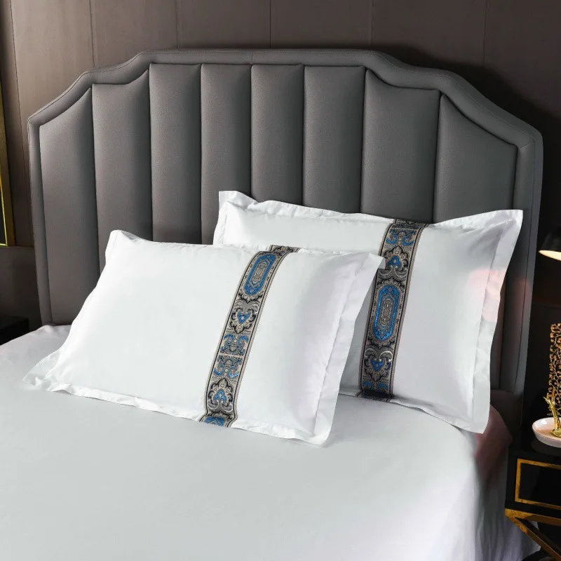 

Hotel bedding, linen, white cotton, three or four piece set with a core for hotels and homestays