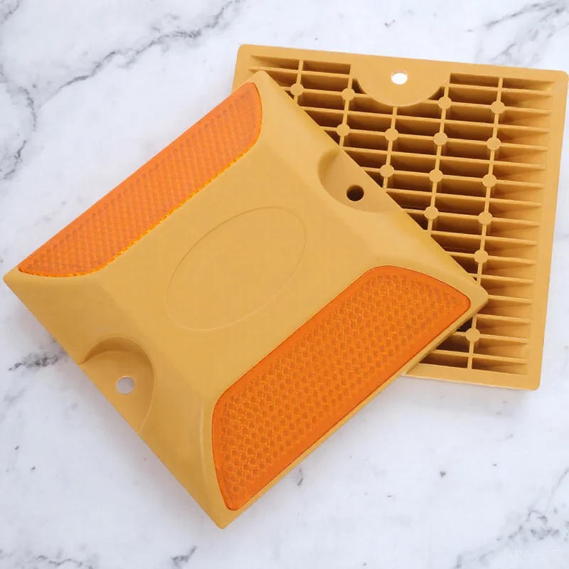 2 قطعة ترصيع الطريق البلاستيكية علامات الرصيف العاكسة للممر الطري السريع السلامة على الطريق عاكسات مجموعة دليل