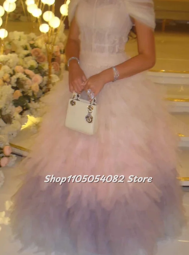 맞춤 제작된 특별하고 섬세한 스트랩리스 웨딩드레스 스냅 숄더 튤 레이스 티어드 컬럼 퍼프 컬러풀한 밑단 신부 웨딩드레스