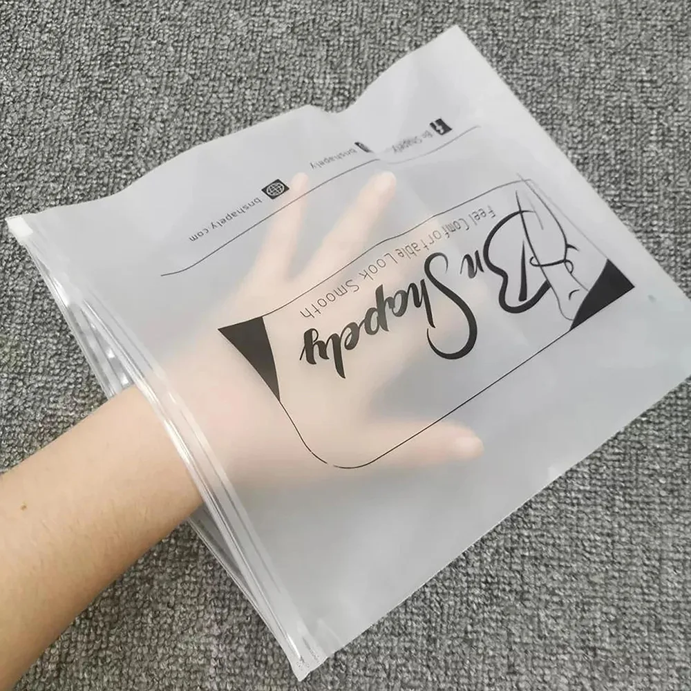 50 Stück matte transparente Reißverschlusstaschen für Hemdenverpackungen, Firmenproduktversandtaschen, mit individuellem Logodruck. – Detail 2