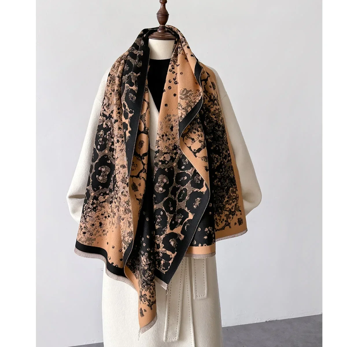 2024 New Fashion Leopard Print Cashmere Scarf Winter Shawls Female Autumn Thickened Warm Women Tassel Wraps Outdoor Neck Scarfs