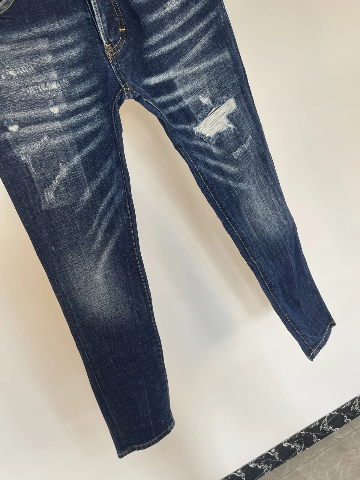 2025, Frühling und Sommer, neue D2-Jeans, trendige Herren-Jeans, gewaschenes Schleifen, Loch-Patch, Farbe, Slim-Fit-Füße, blau, elastisch