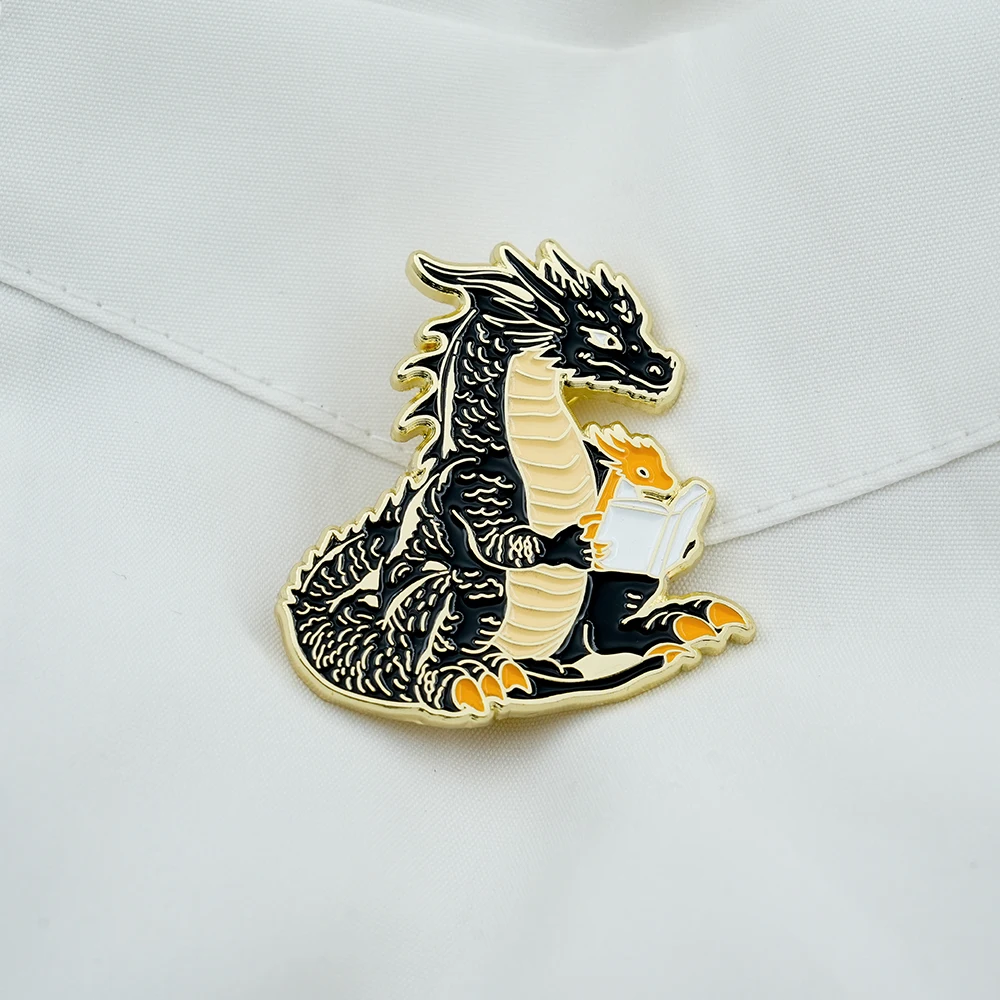 Dragon Reader Tairn und Andarna Emaille-Brosche, Fantasy-Romantik, Buchliebhaber, inspiriert von „Fourth Wing“, Anstecknadel, eiserner Flammen-Abzeichen-Accessoire – Detail 5