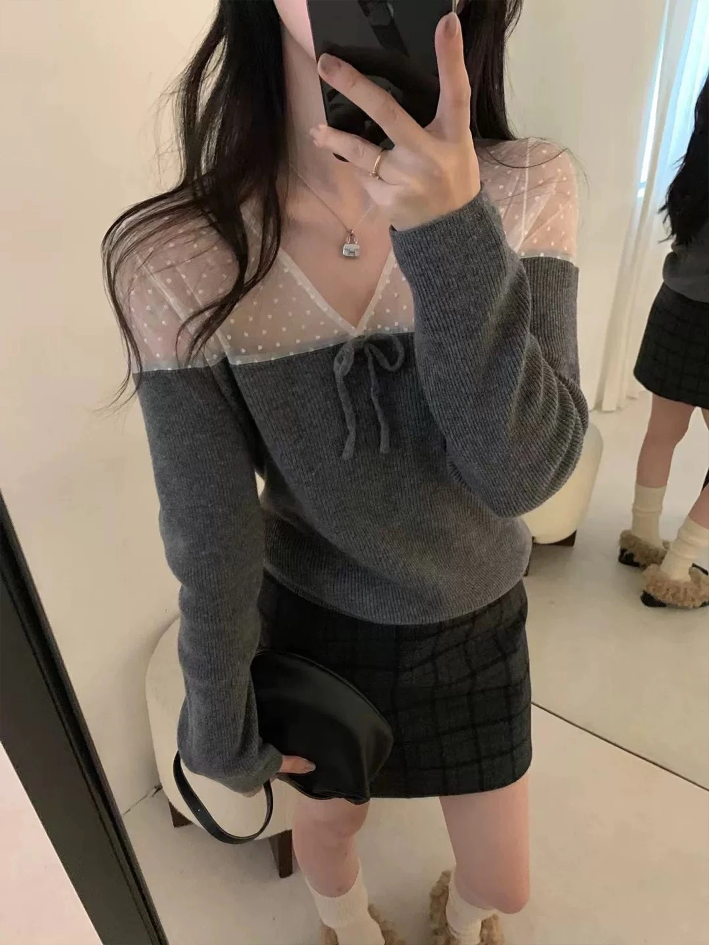 Koreański sweter z koronką, dekoltem w serek, dzianinowy, damski, jesienno-zimowy, miękki, piękny, z wyczuciem designu wewnętrznego, efektowny...