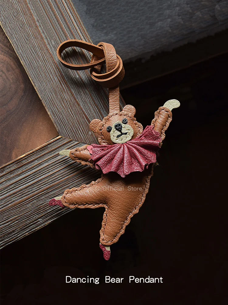 colgante-de-piel-de-cabra-ballet-bear-para-bolso-hecho-a-mano-con-hilo-encerado-y-costura-a-caballete-regalo-original-y-adorable