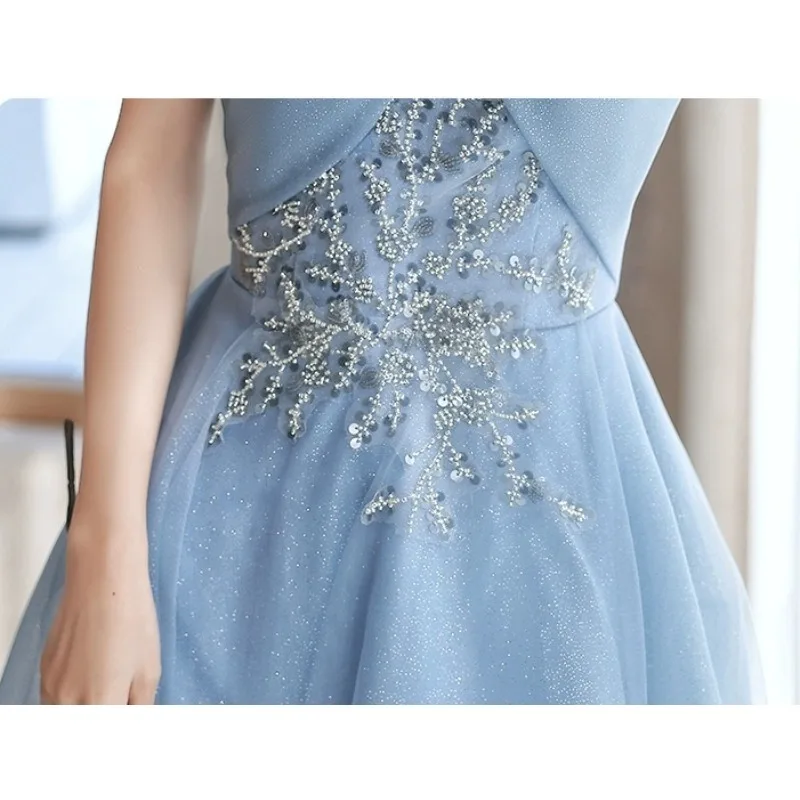 2025 Abito da sera estivo da donna con una spalla e cinturino blu con fiocco glitterato, abito da esame artistico per banchetti alla moda