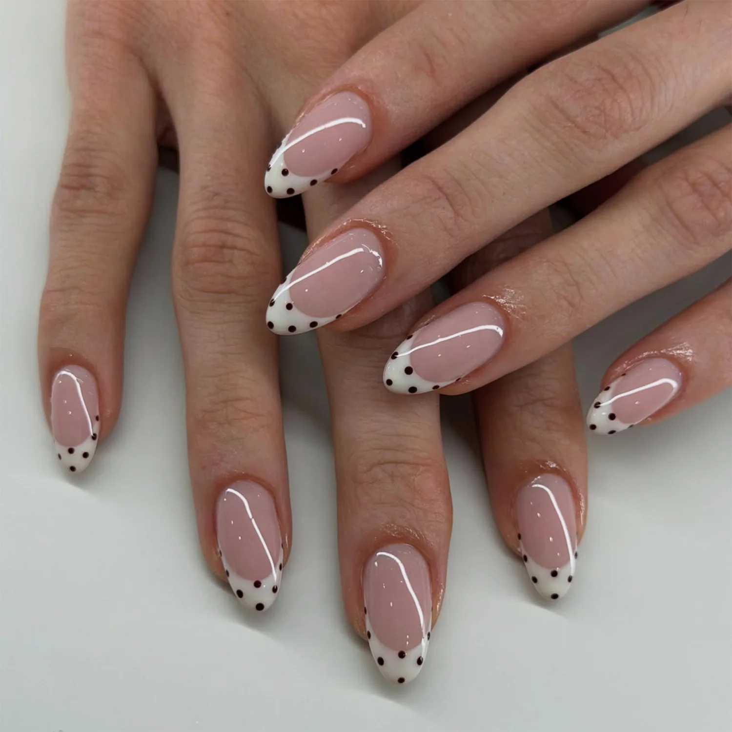 24Pcs Black Polka Dots Design Nails Press on Set Short Round Head Fingernails Fake Simple Wearable French Women False Nail Tips