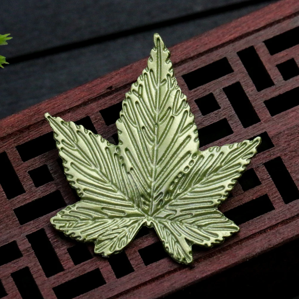 Vintage Metal Green Maple Cameo Leaf Brooch Leaves Lapel Badge Suit Corsage Canana Breast Pin Fibula Jewelry Collar Trimming