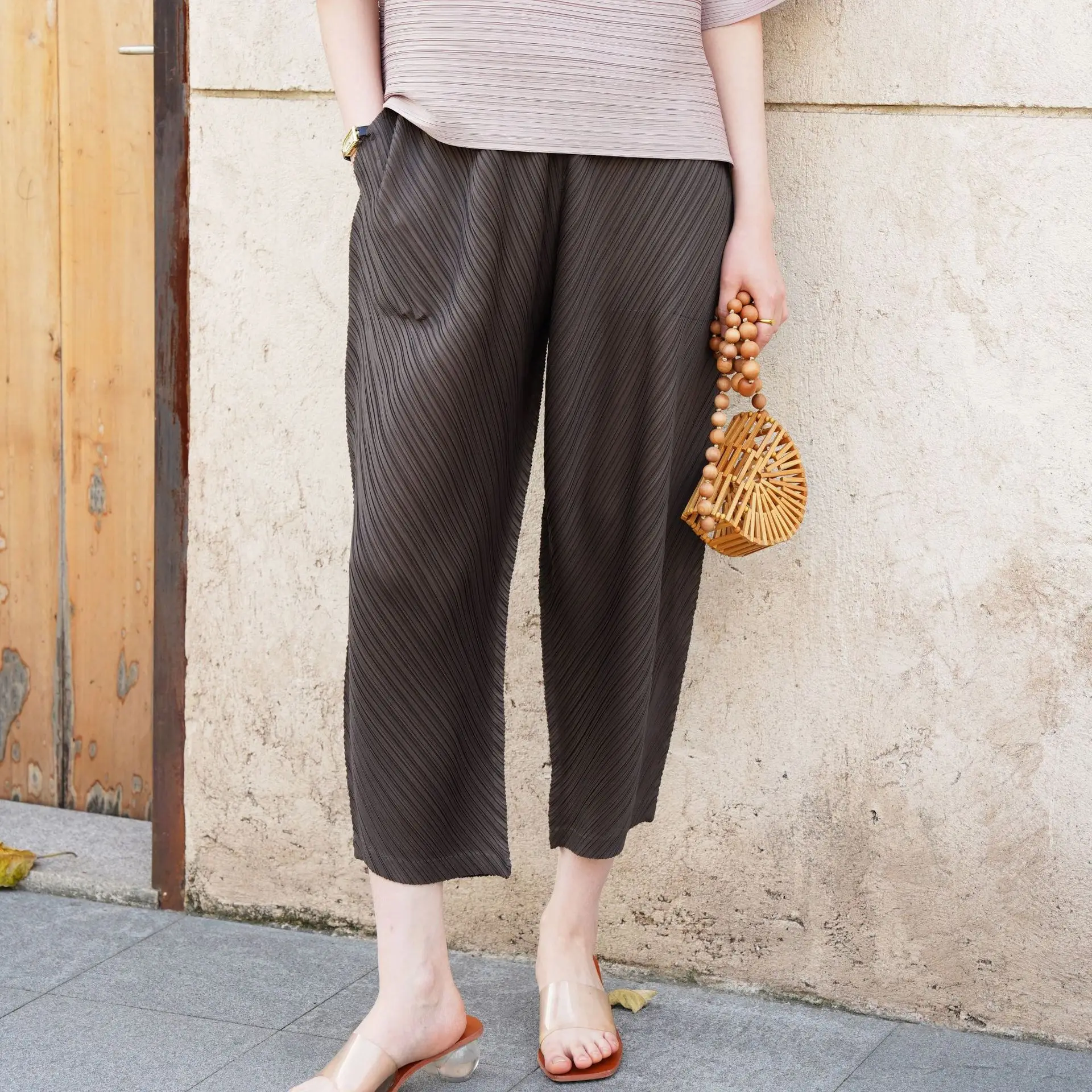 2025 Miyake novedad de verano de gama alta doblada grande suelta Casual Haren pantalones moda versátil Color sólido cómodo nueve Cent pantalones