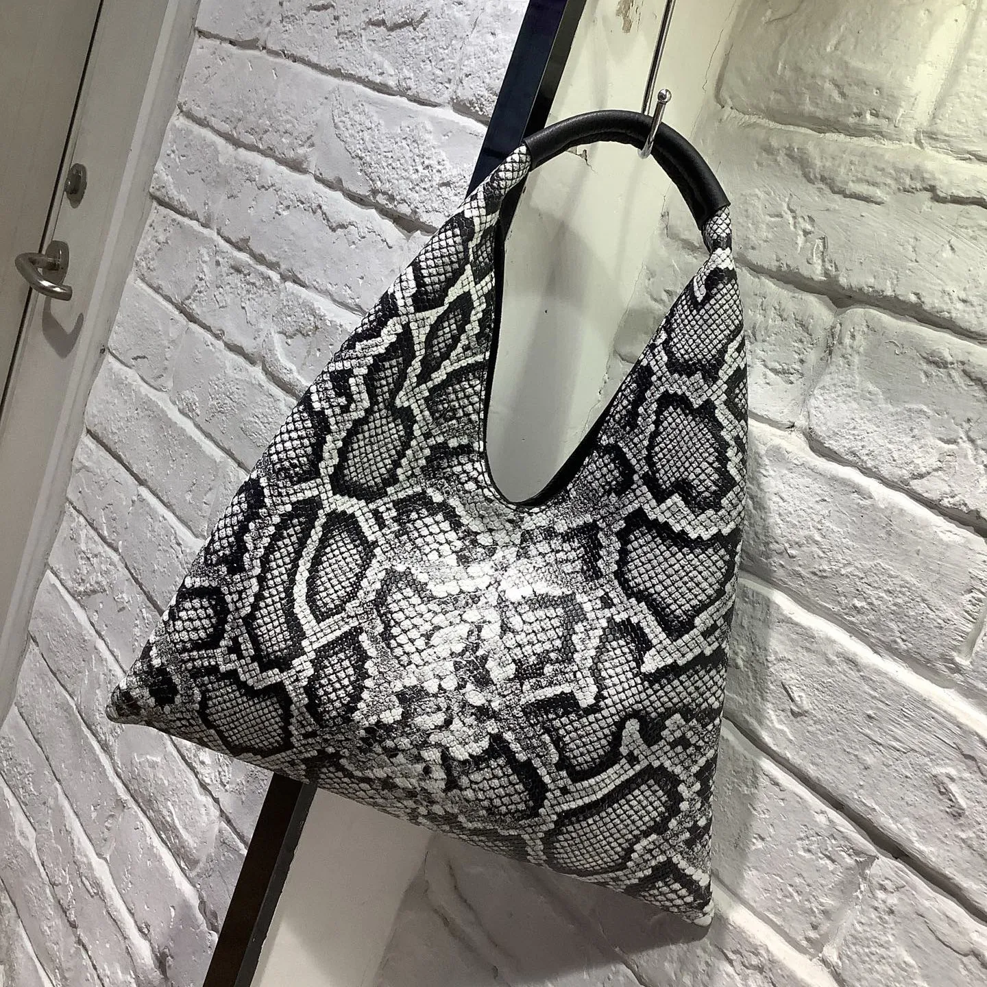 2026 New Minimalist Genuine Leather Python Print Retro Triangle Top-Handle Bag – Versatile & Chic Niche Design Commuter Purse