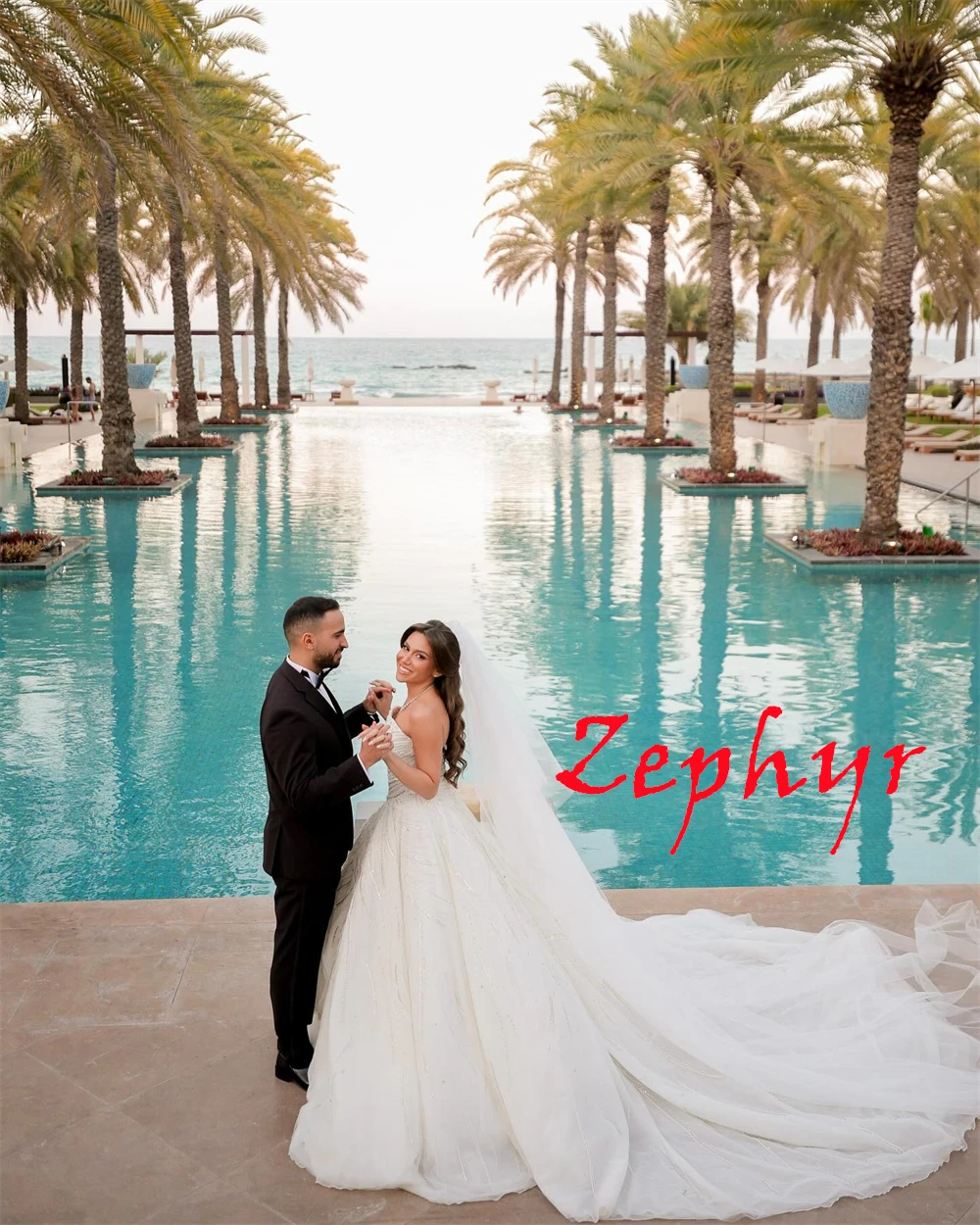 カスタマイズされた絶妙なホワイトチュールのウェディングドレスエレガントなストラップレスノースリーブブライダルドレスチャペルトレインジッパーバックドレス