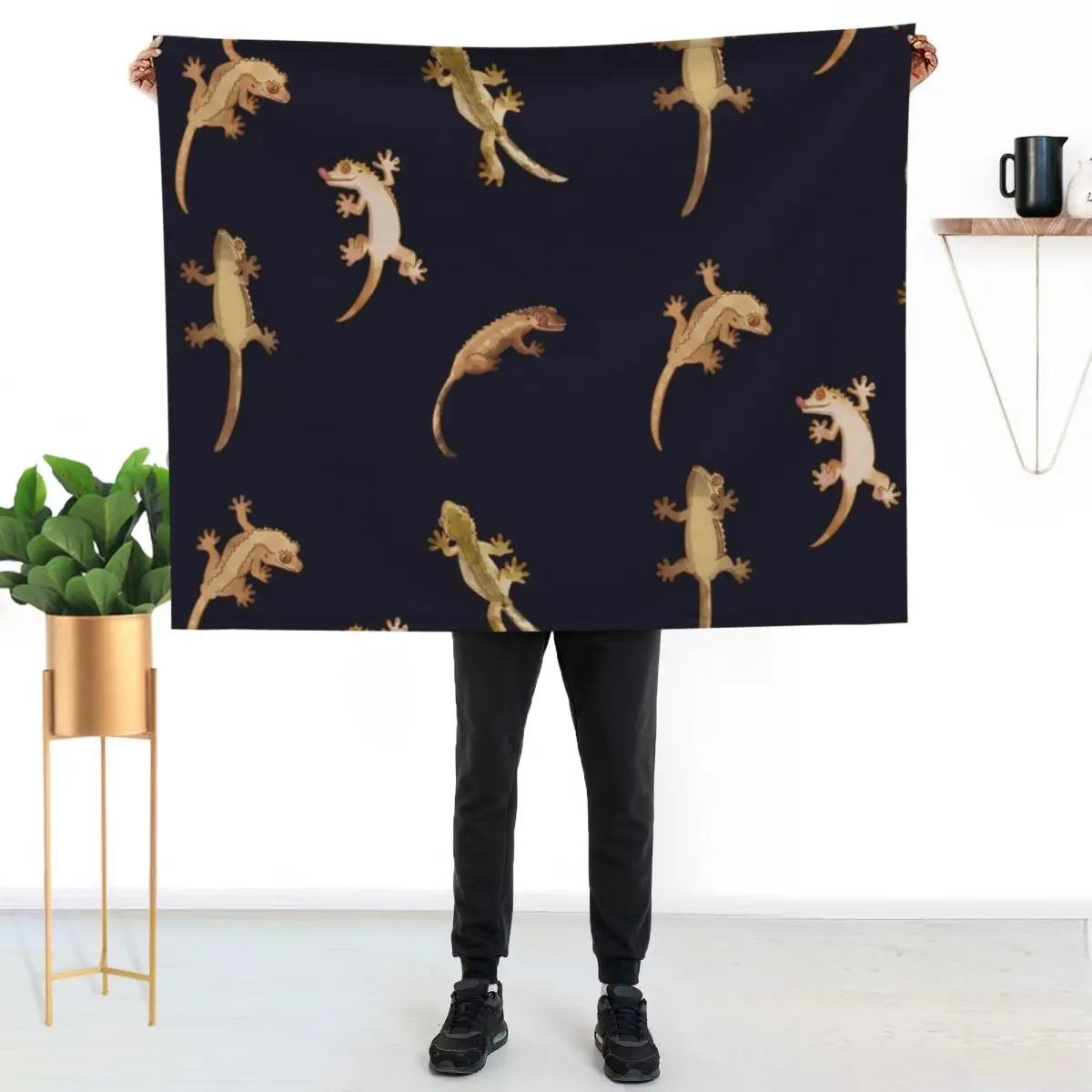 cute little crested geckos Throw Blanket Bed Fashionable For Sofa Thin For Baby Bed linens Large Comforter Blankets