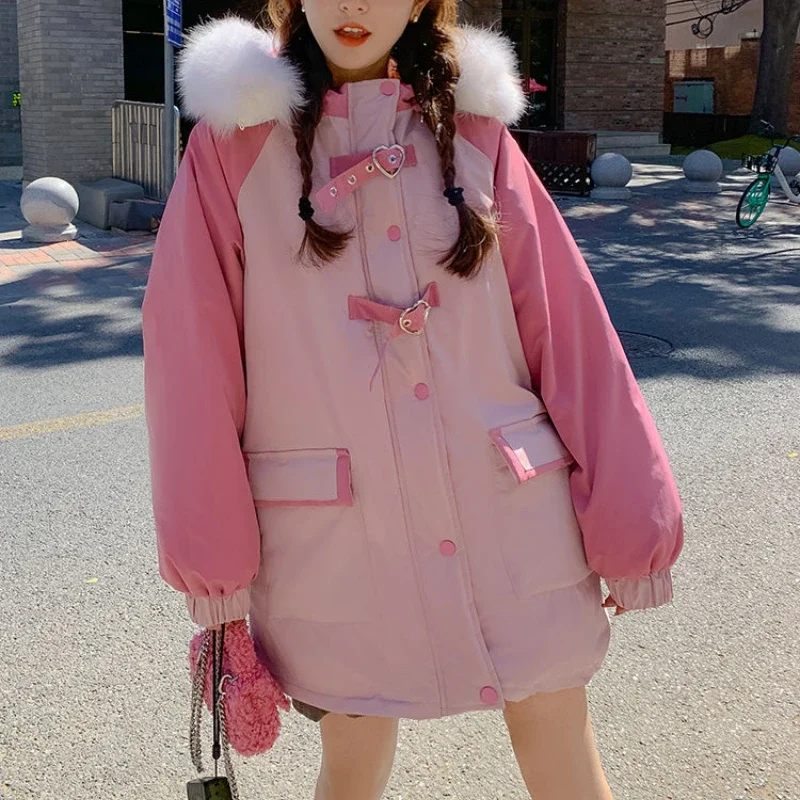 الوردي الأدوات أسفل سترة مبطنة بالقطن المرأة 2024 شتاء نسخة جديدة تصميم فضفاض الشعور زر الحب الصغيرة سترة مبطنة بالقطن