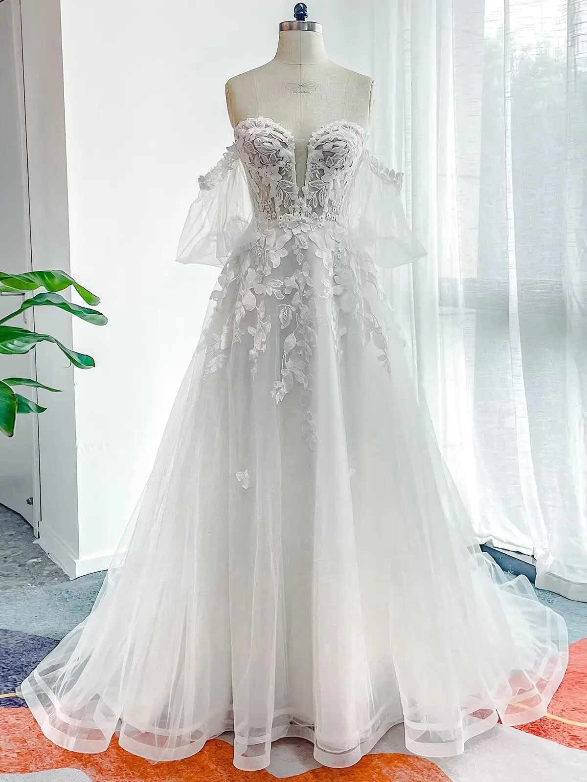 فستان زفاف من التول مكشوف الكتفين للعروس على شكل قلب مزين بالدانتيل على شكل حرف A بطول الأرض فستان زفاف رسمي