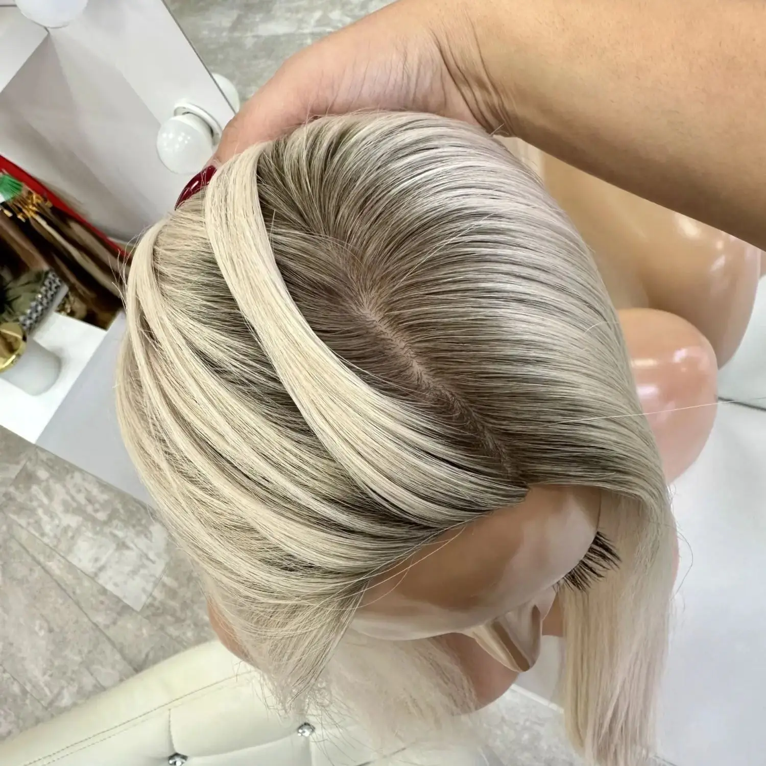 

Высококачественный синтетический парик с естественной линией роста волос, белый блонд с темными корнями, прямой, длинный, с свободной разделивочной линией, Hot Star Hair, для костюма Rocker