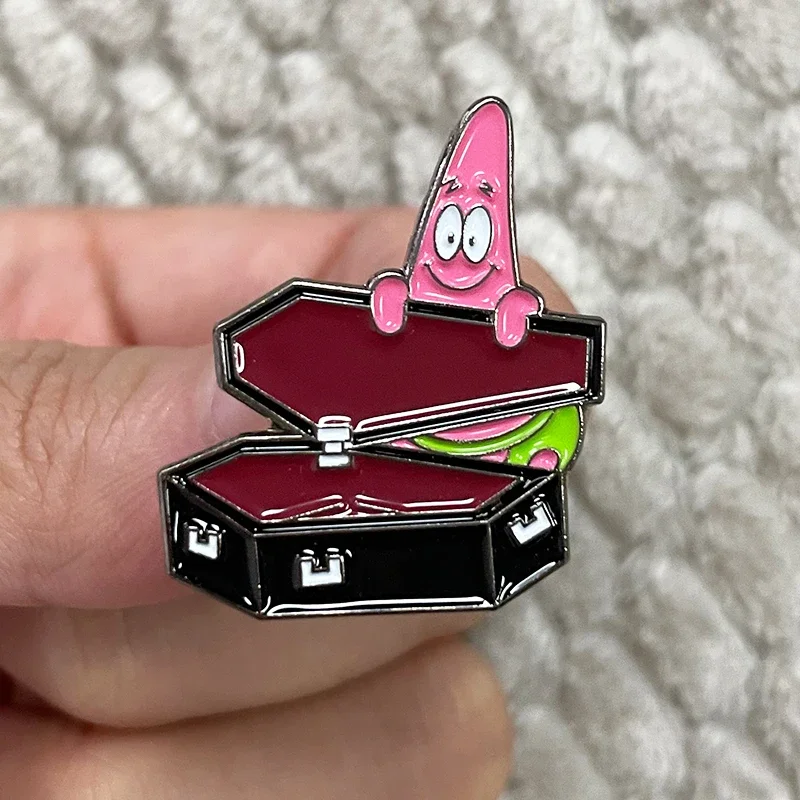 Patriick Star Starfish Sarg Emaille Pin Anime Cartoon Meme Broschen