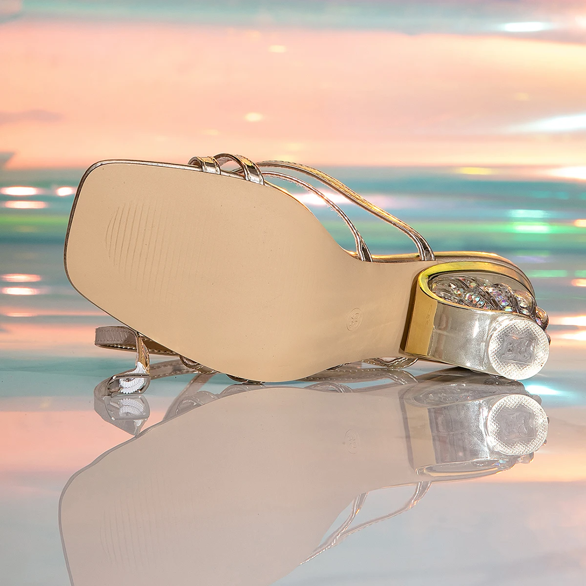 Sandales à bout carré pour femmes, chaussures de styliste à bande étroite dorée, talons hauts ajourés, lanière à boucle de cheville, chaussures pour dames