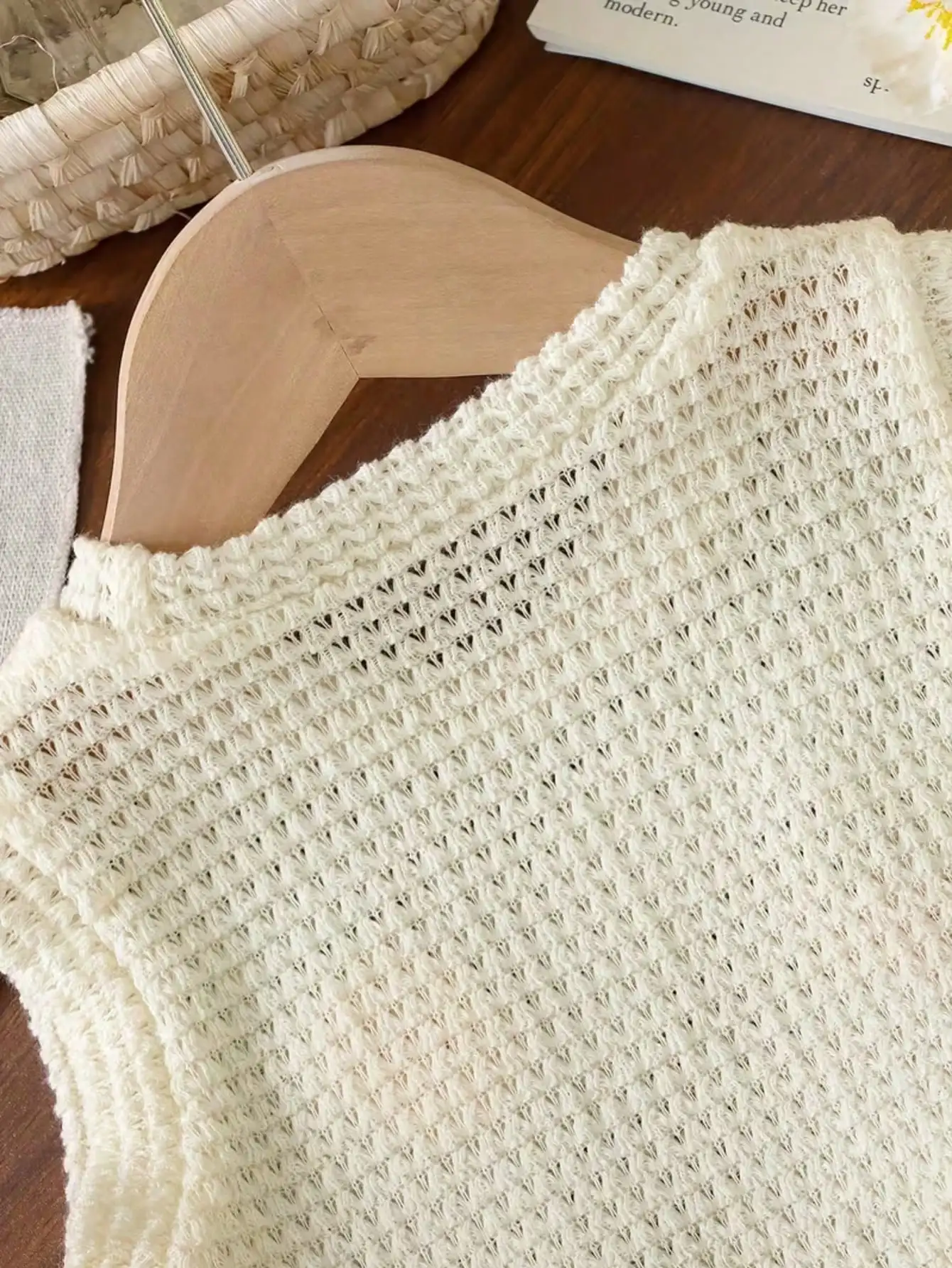 Kinder-Set mit Rundhals-Oberteil aus Strickstoff mit Fruchtmuster und ärmellosen Ärmeln sowie einfarbigen Shorts mit elastischem Bund. – Detail 6