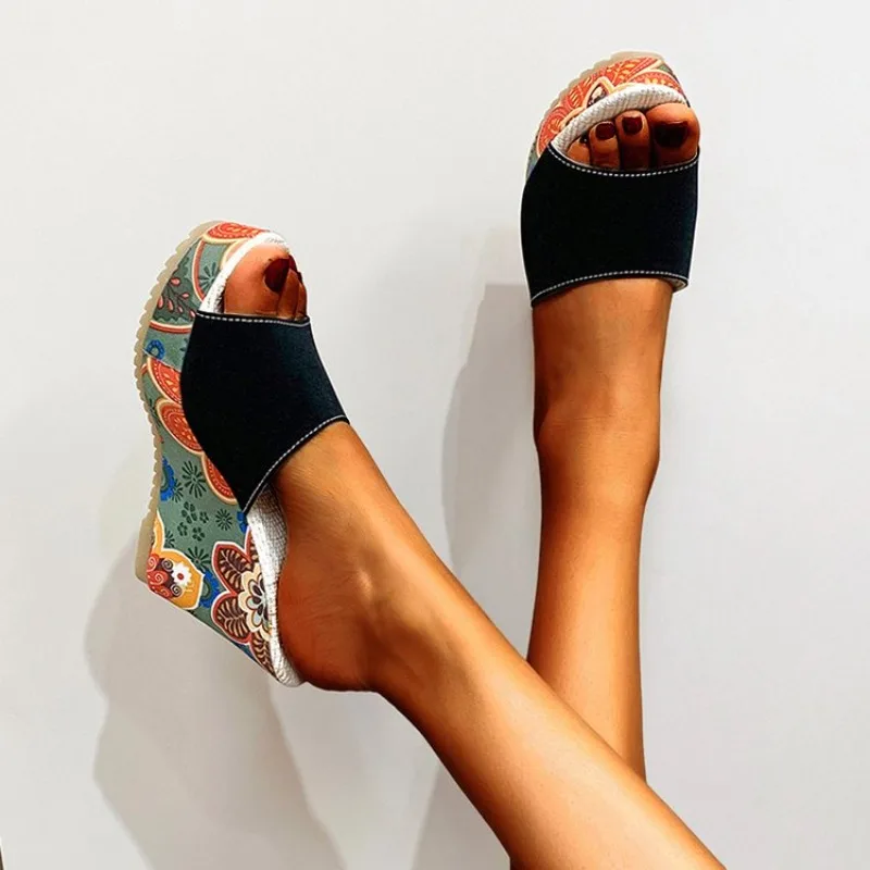 Übergrößen 2026 Neu Heißer Verkauf Plateau Open-Toe Damen-Slipper Sommer Bedruckte Keilsandalen Outdoor Alltags-Freizeitpantoffeln