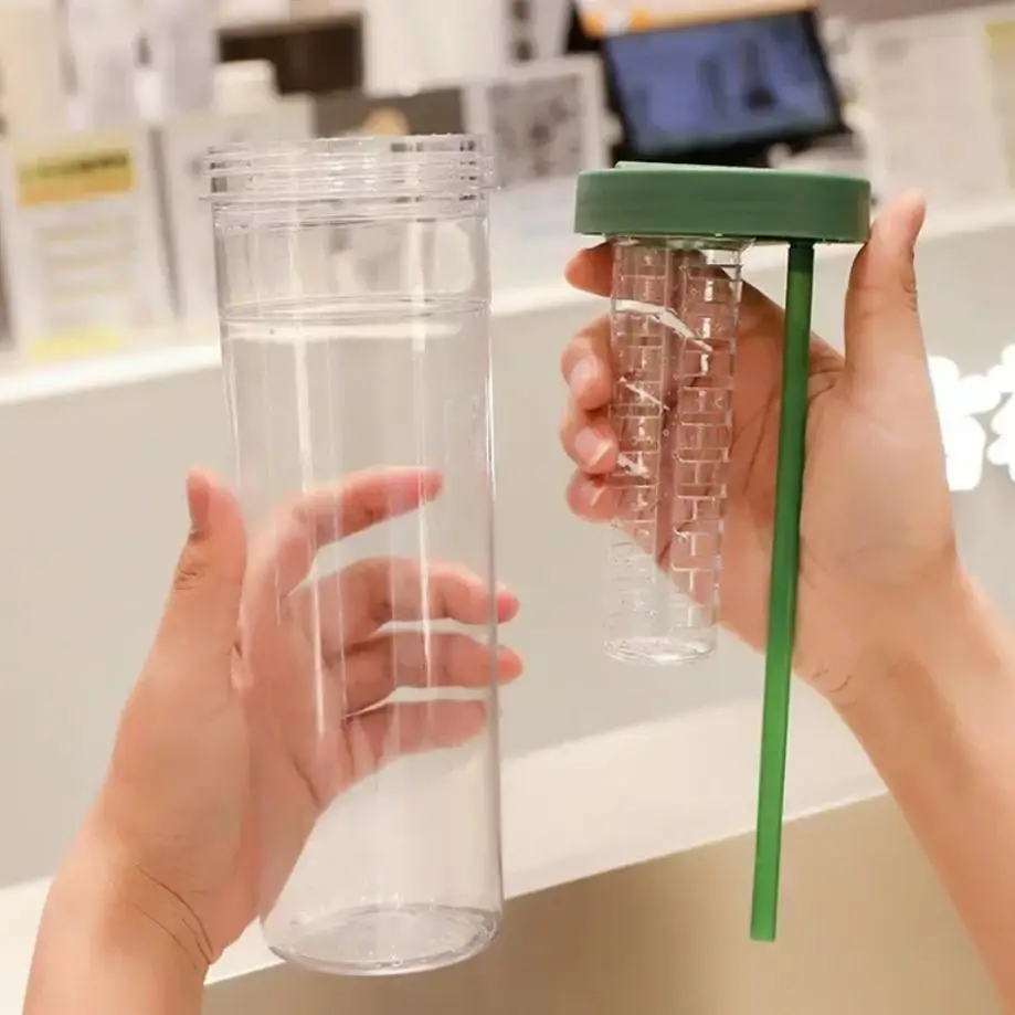 1 Stück heißer Verkauf 700 ml klare Fruchtsaft-Ei Wasserflasche BPA-frei auslaufsicherer Kunststoff-Wasserbecher mit Strohhalm und Deckel