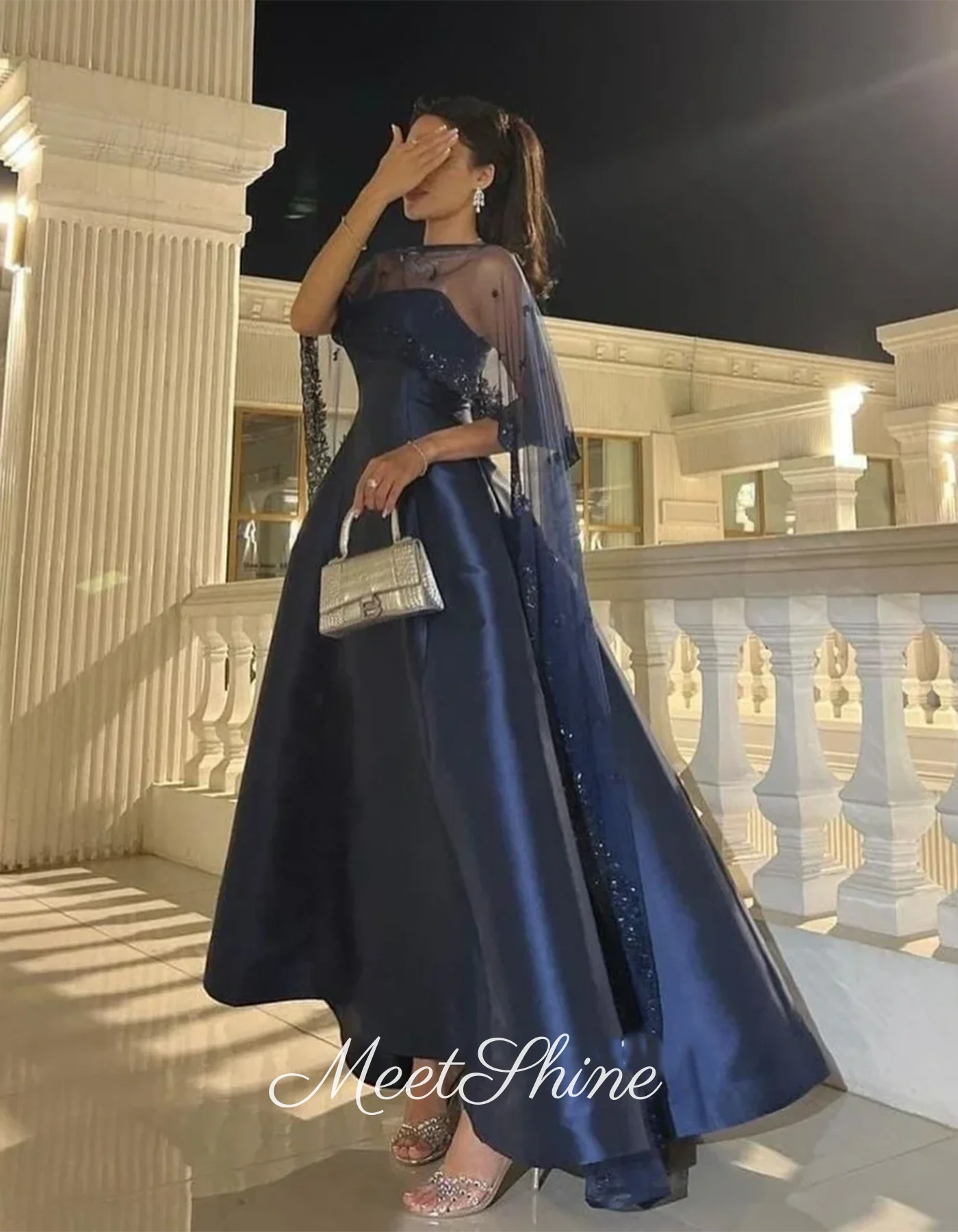 فساتين سهرة عصرية باللون الأزرق الداكن على شكل حرف A ورقبة قارب مع فساتين سهرة من الساتان قابلة للفصل في المملكة العربية السعودية حسب الطلب