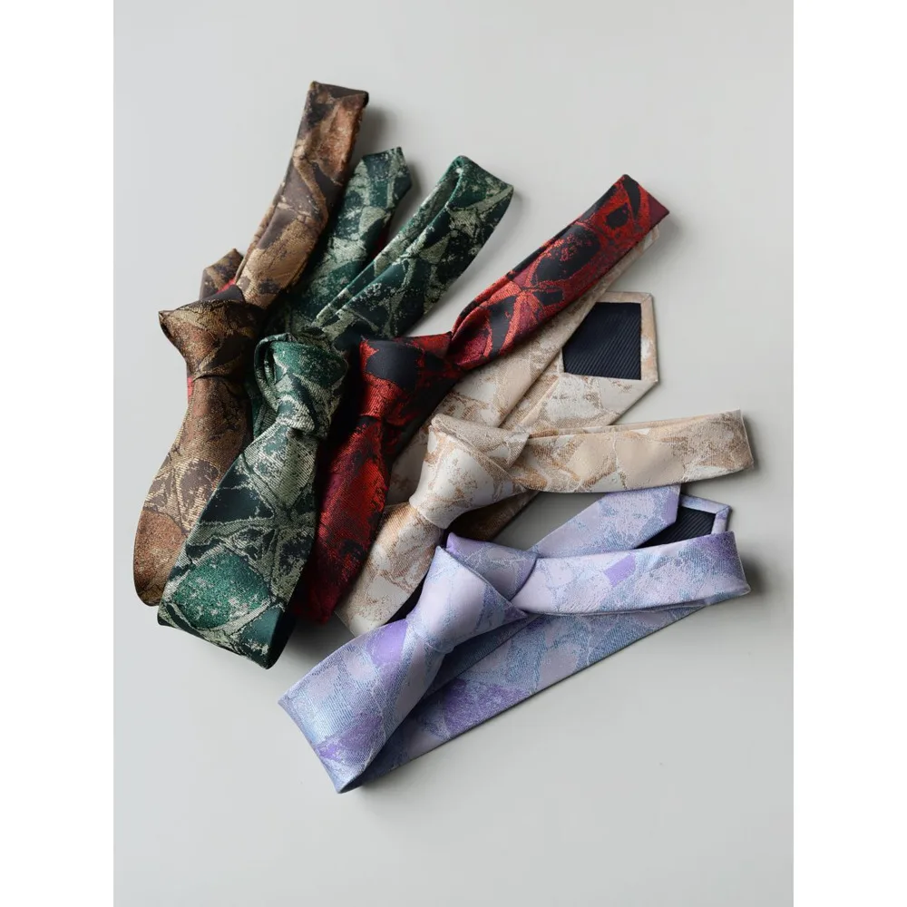 Textura de pedra exuberante gravata com nó à mão cor café roxo high-end sensação padrão escuro versátil camisa jk para mulheres e homens artístico