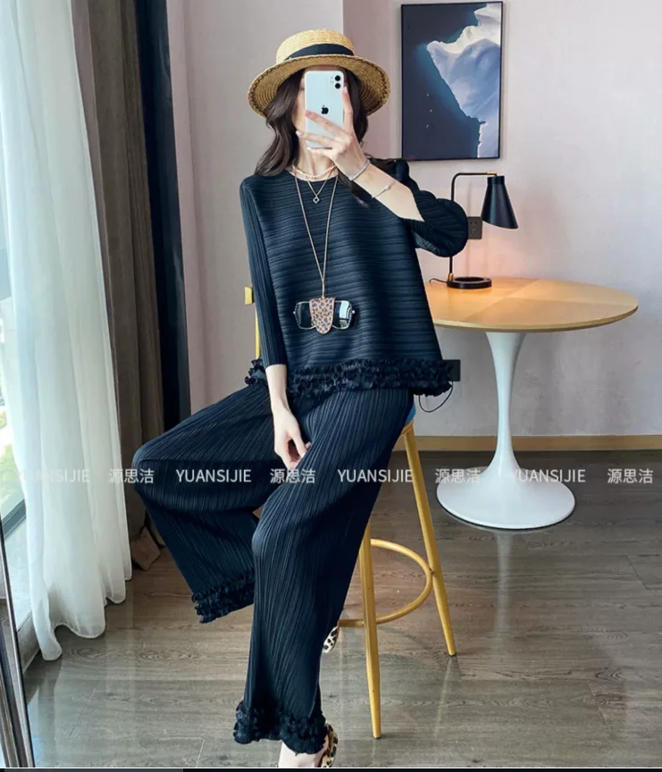 Two-piece set featuring a loose-fit T-shirt with ruffled hems and cropped straight-leg casual lace-trimmed pants IN STOCK