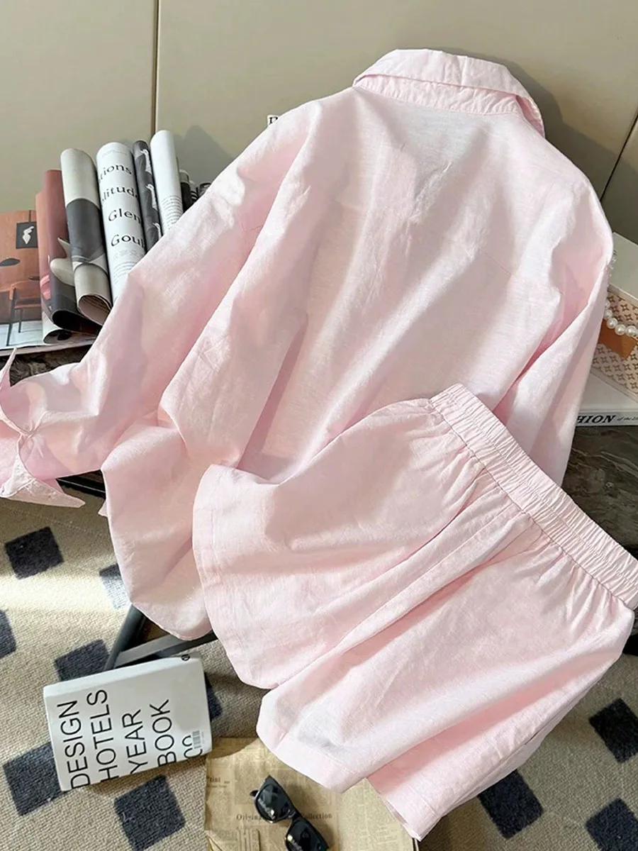 ชุดเสื้อแขนยาวและกางเกงขาสั้นสำหรับฤดูใบไม้ร่วง แฟชั่นหรูหรา สไตล์ลำลอง สีพื้น ปกเสื้อพับได้ ติดกระดุม เหมาะสำหรับวันหยุดและงานปาร์ตี้ ชุดสองชิ้นสำหรับผู้หญิง