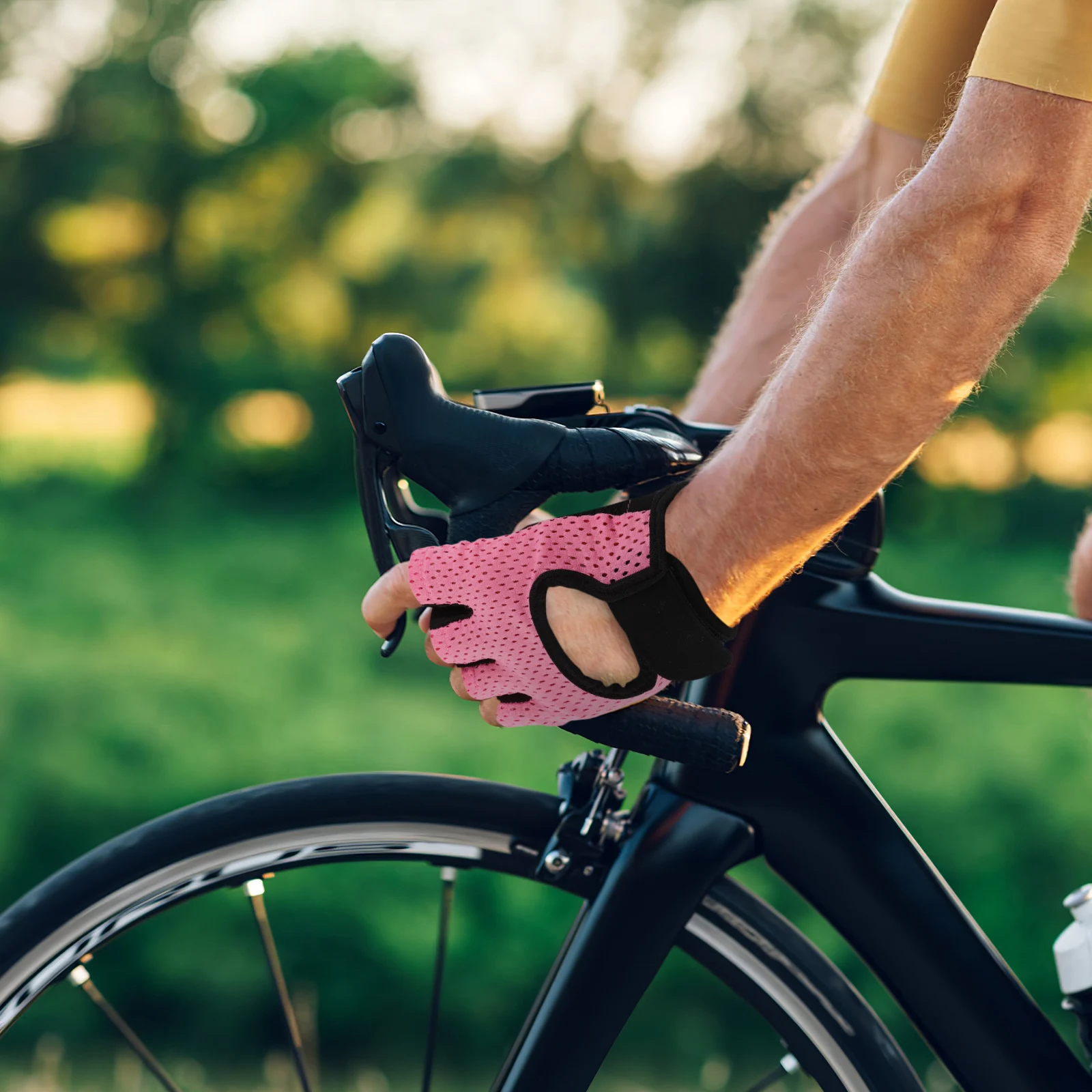 1Pair Breathable Sports Gloves Unisex Design Anti-Slip Sweat-Wicking Fitness Cycling Gloves for Gym Hiking Outdoor