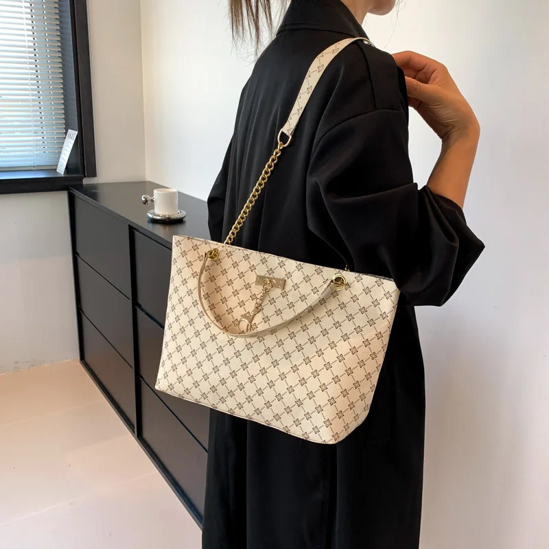 

High quality large capacity bag 2025 new women's bag fashionable commuting retro chain hand-held shoulder bag printed tote bag