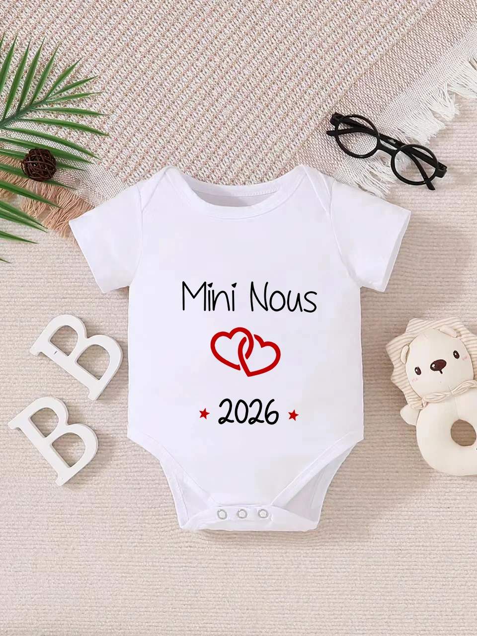 Baby short-sleeved triangle bodysuit, fun letter print, button design, easy to care for, suitable for new parents.