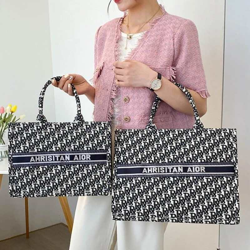 

2025 New Graceful European Style Ladies Bag - Versatile Fashionable Light Luxury Crossbody Bag for Creative Women
