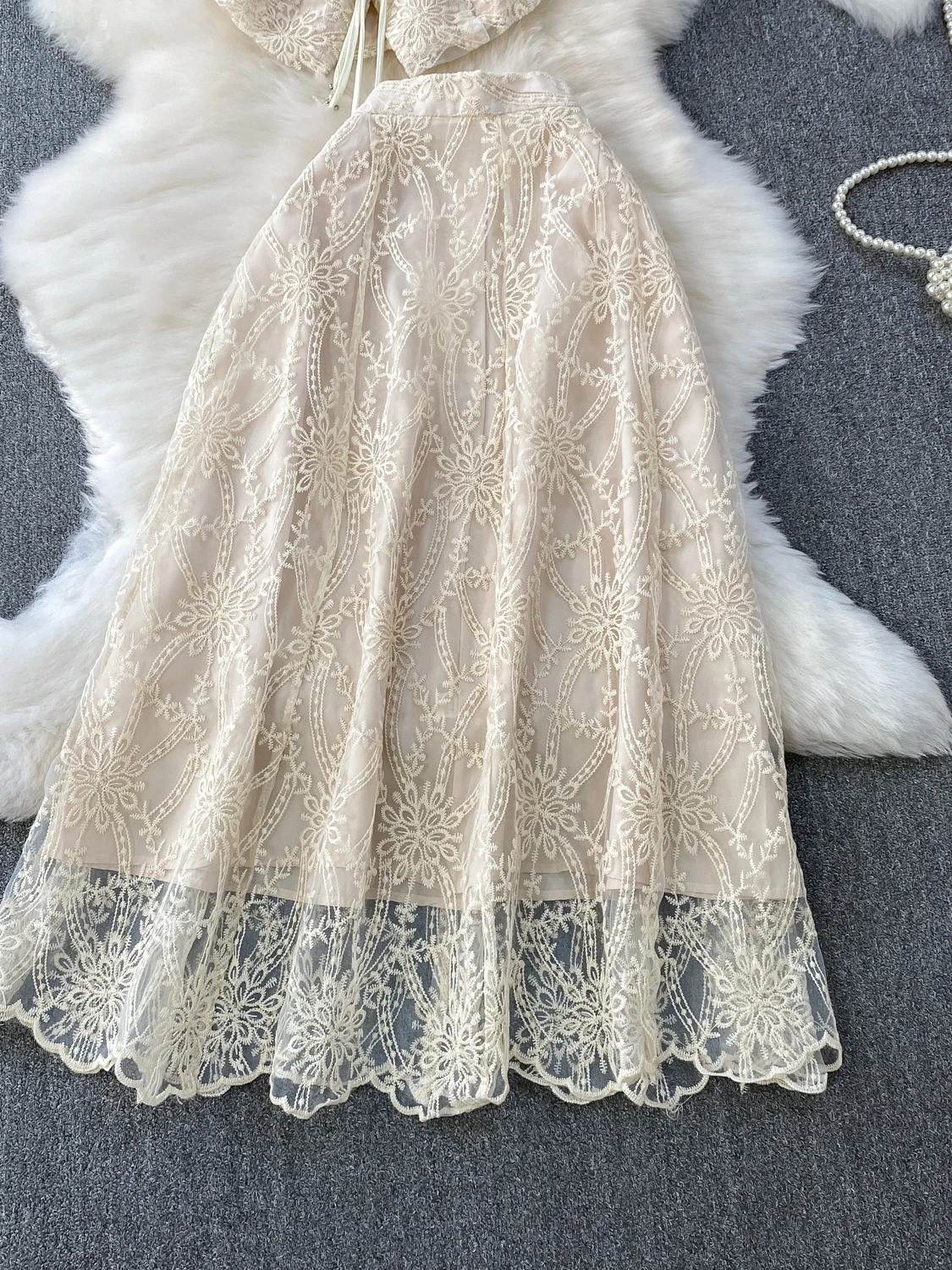 

Retro Chinese Sle T-irt Design Luxury Embroidery Heavy Work Button up High Waist Skirt Two Piece Set for Young Women