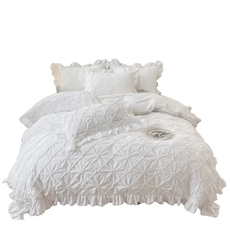 

Luxury designer bedding set, new king bed, large comfortable and breathable 3pcs with flower pull luxury bed skirt