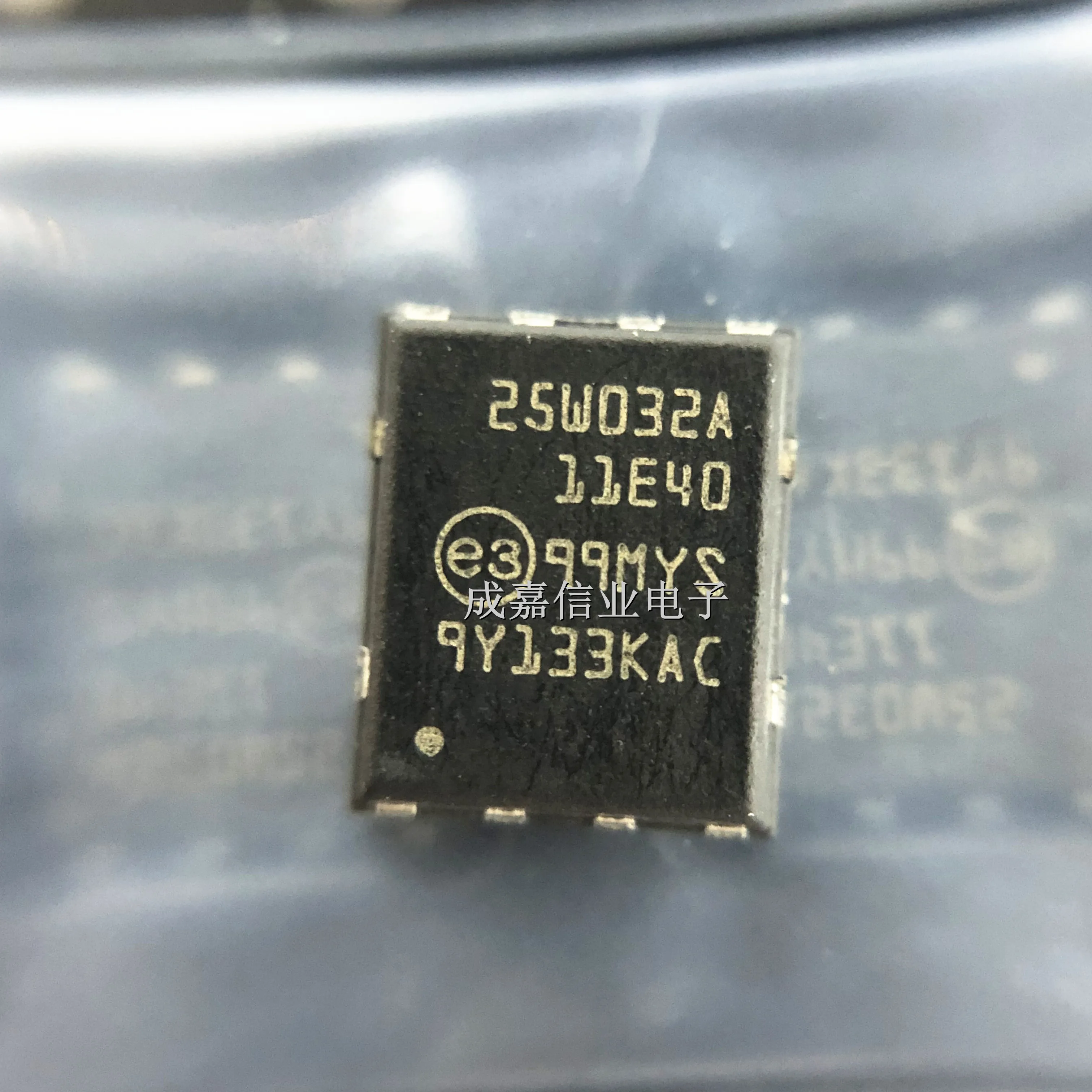 10pcs/Lot N25W032A11EF640F VDFPN-8 MARKING;25W032A11E40 IC FLASH 32M SPI 108MHZ