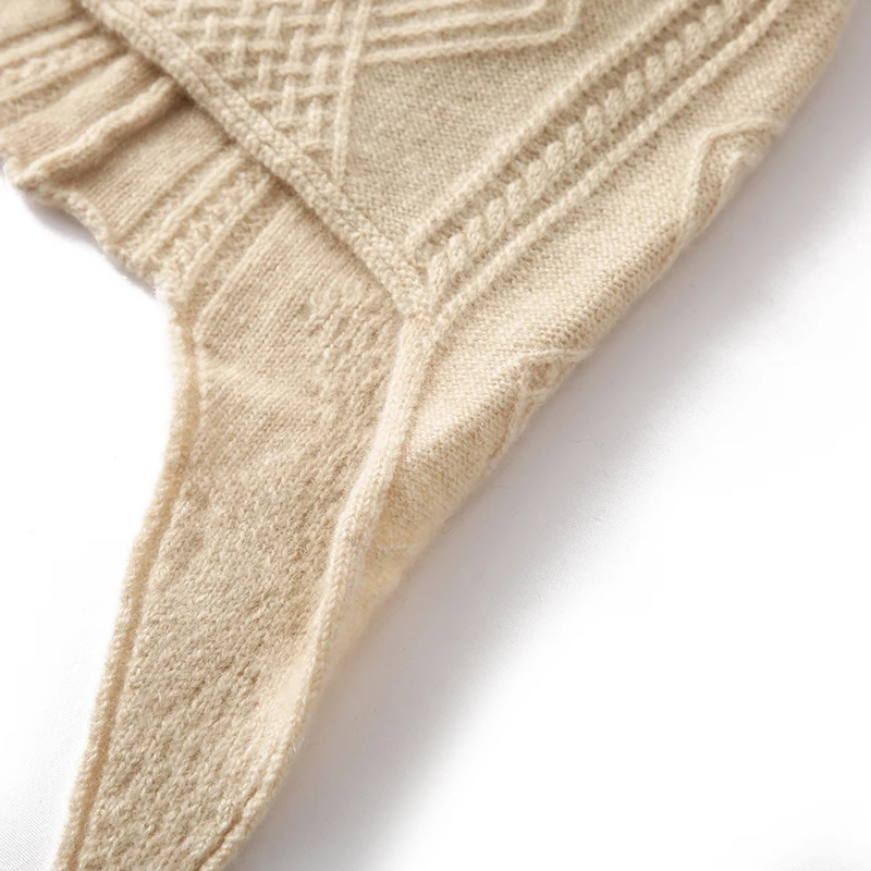 قبعة كرة شعر عصرية للسيدات شتوية سميكة 100% من الكشمير الخالص محبوكة بلون سادة قبعة حماية للأذن دافئة ومقاومة للرياح