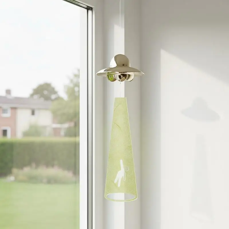 Carillon éolien créatif OVNI Alien avec effet d'ombre et design lumineux pour la décoration de la maison, du balcon et du patio, cadeaux pour les fans de l'espace