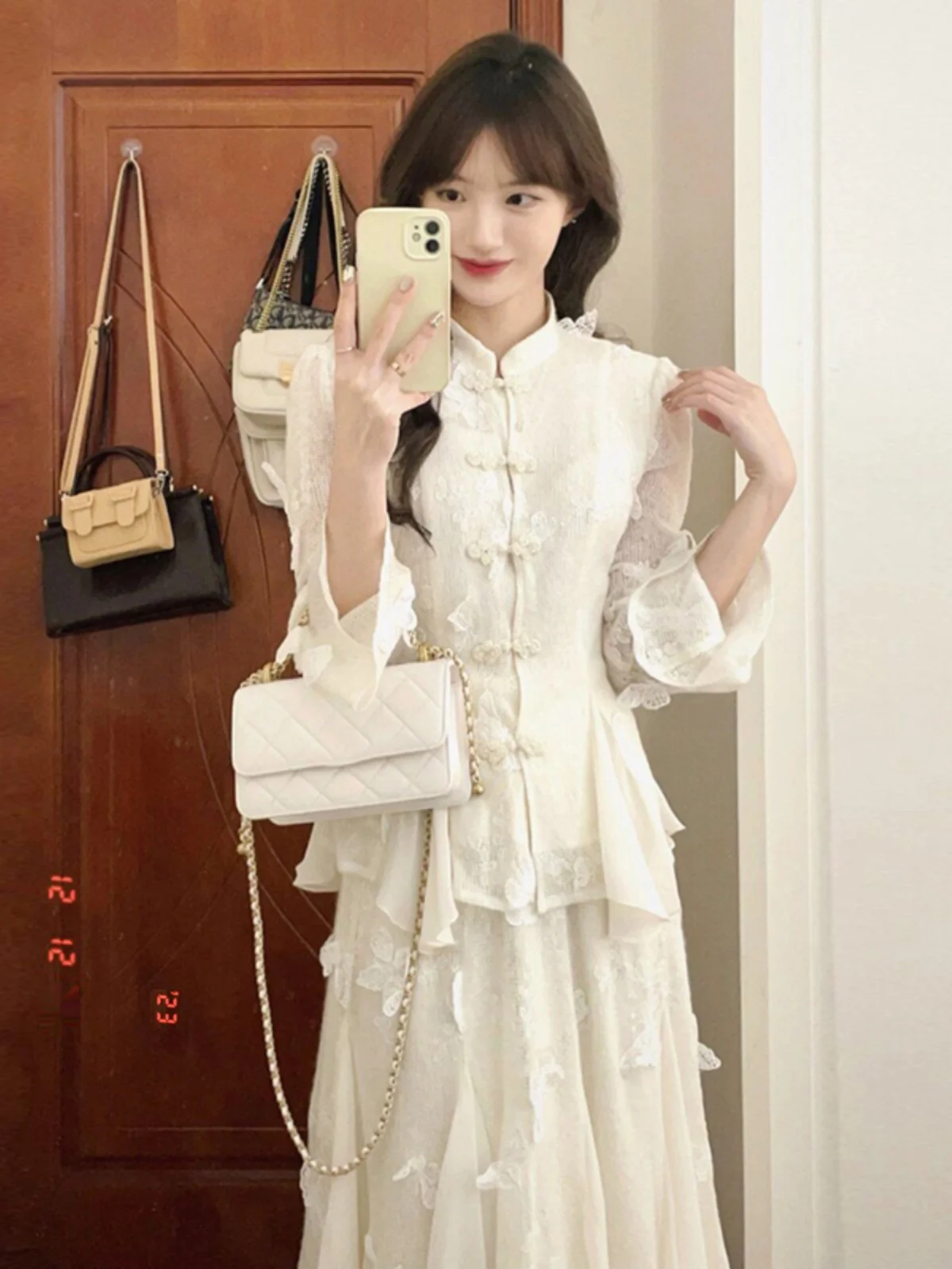 

Комплект женской одежды ранней весны 2024: новая рубашка в китайском стиле с пуговицами и юбка-полусолнце, комплект из двух предметов, эффектный образ